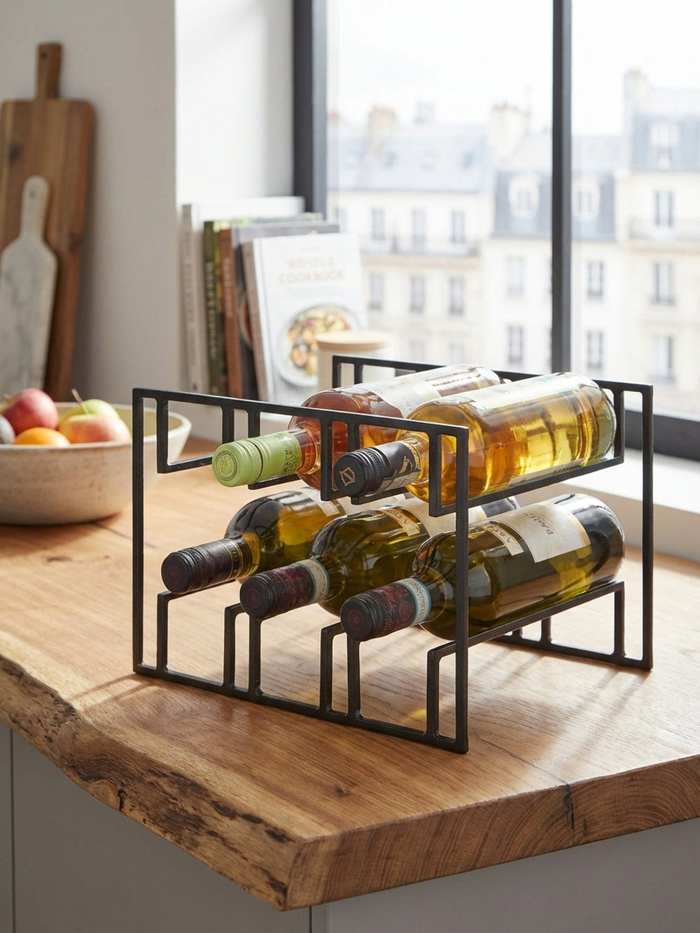 Nahaufnahme der mattschwarzen, pulverbeschichteten Oberfläche des Weinregals, die die feine Textur und die präzise Verarbeitung des Eisens zeigt._