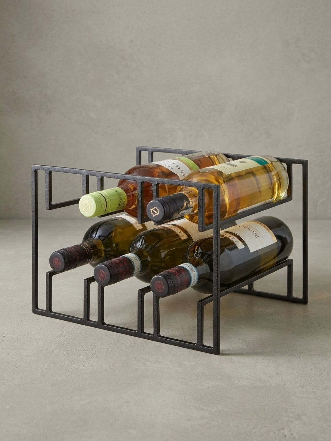 Das schwarze Weinregal aus Metall in einer 3/4-Ansicht, die die räumliche Tiefe und die stabile Konstruktion des Flaschenhalters hervorhebt._