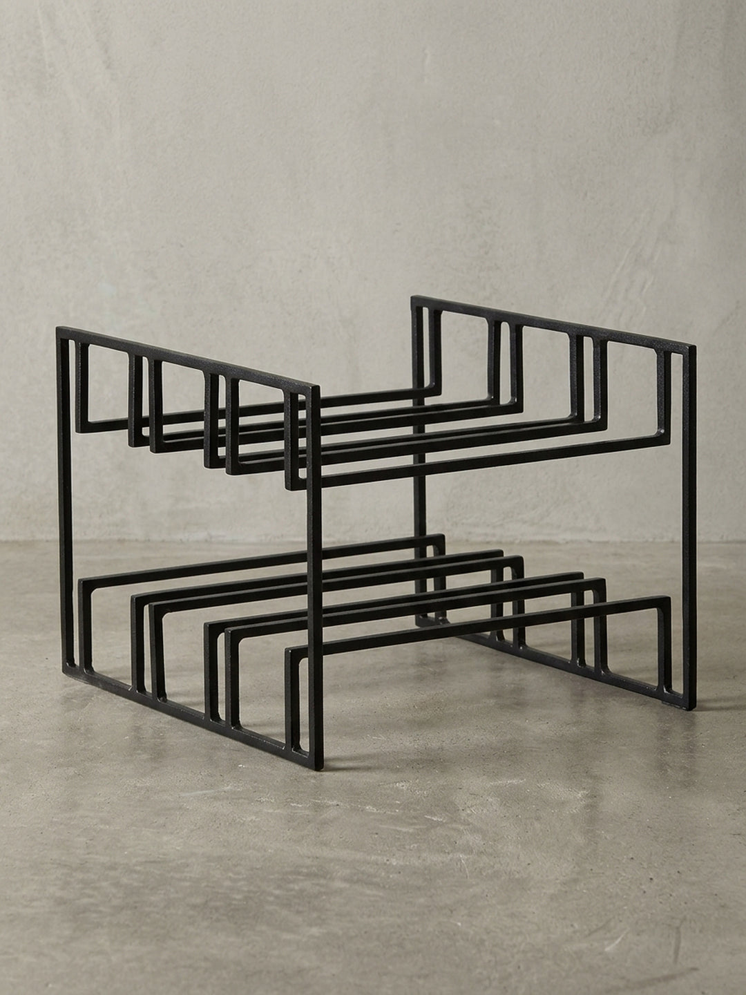 Gesamtüberblick über den modernen Tisch-Weinhalter, der das Zusammenspiel von Form und Funktion im minimalistischen Design verdeutlicht._
