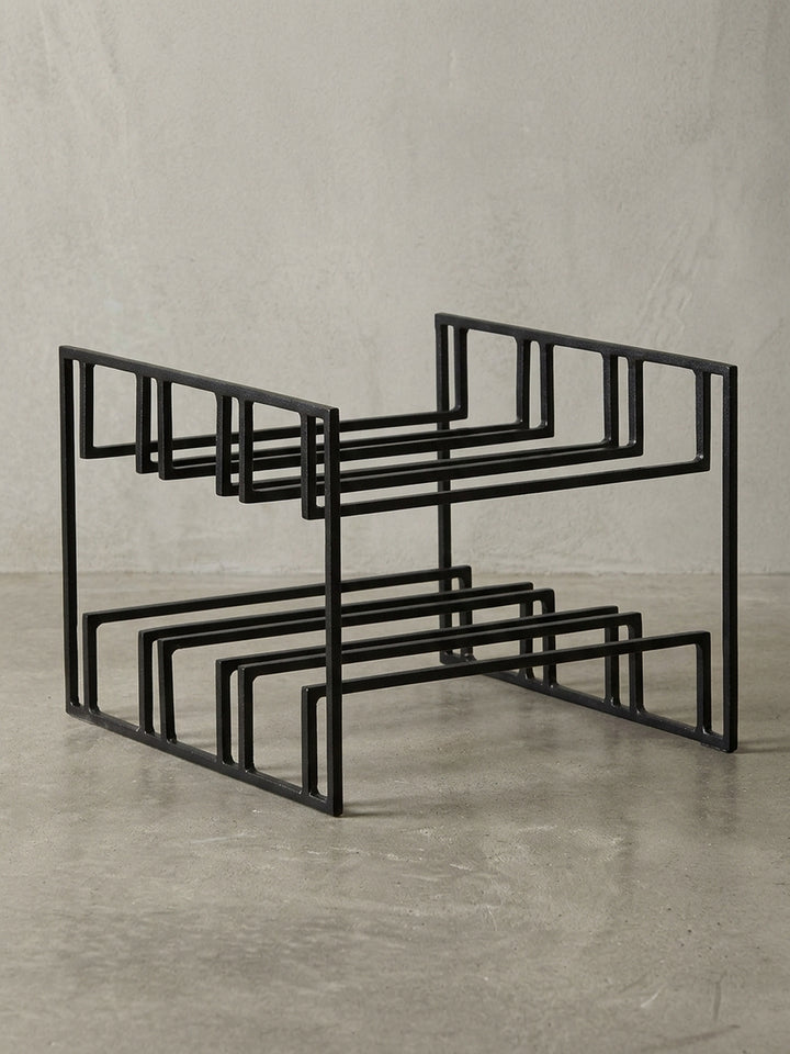 Gesamtüberblick über den modernen Tisch-Weinhalter, der das Zusammenspiel von Form und Funktion im minimalistischen Design verdeutlicht._