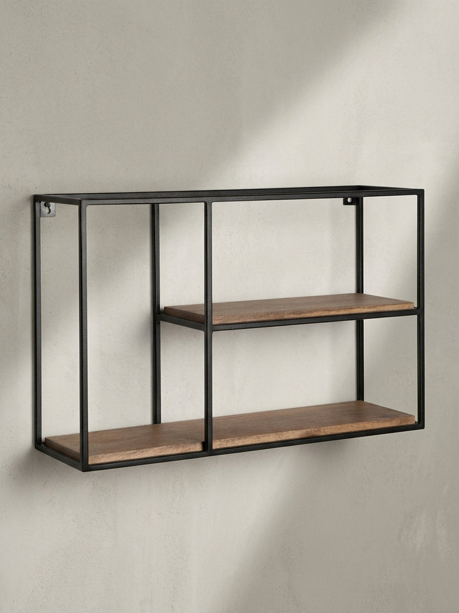 Schräge 3/4-Ansicht des Wandregals, die die schlanke Konstruktion des Eisenrahmens und die Tiefe der massiven Holzablagen zeigt._