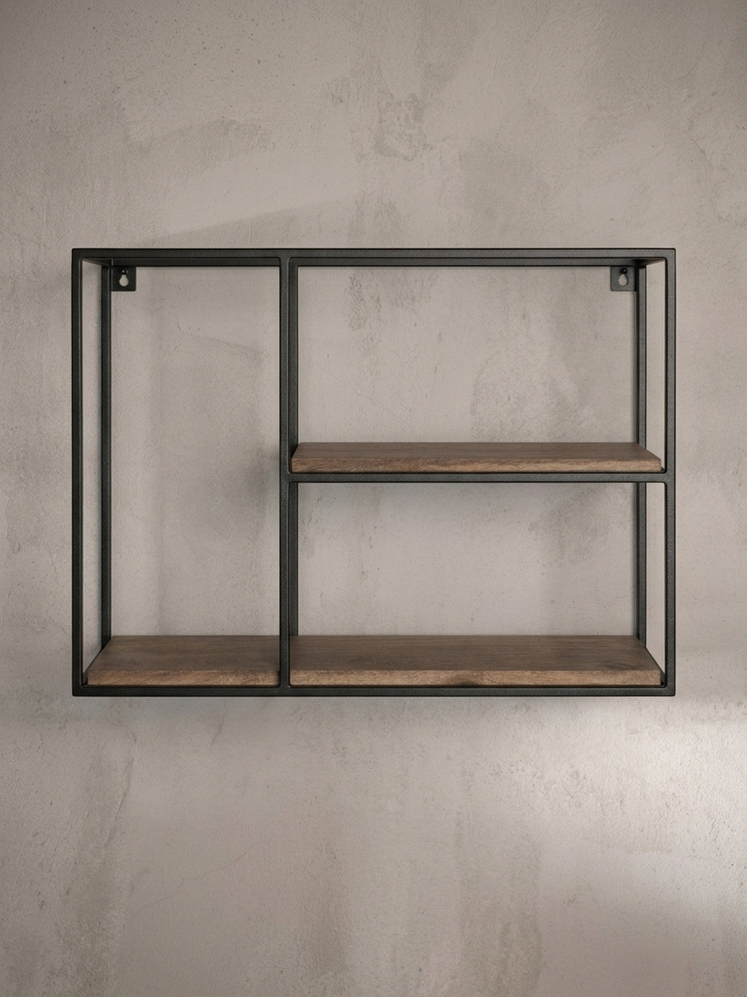 Seitenansicht des Industrial-Wandregals, die die geringe Tiefe von 18 cm und die filigrane Silhouette des Metallgestells hervorhebt._