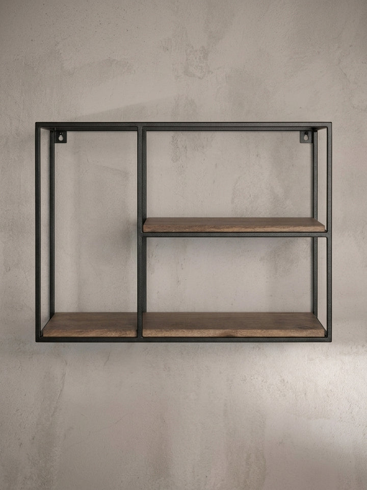 Seitenansicht des Industrial-Wandregals, die die geringe Tiefe von 18 cm und die filigrane Silhouette des Metallgestells hervorhebt._