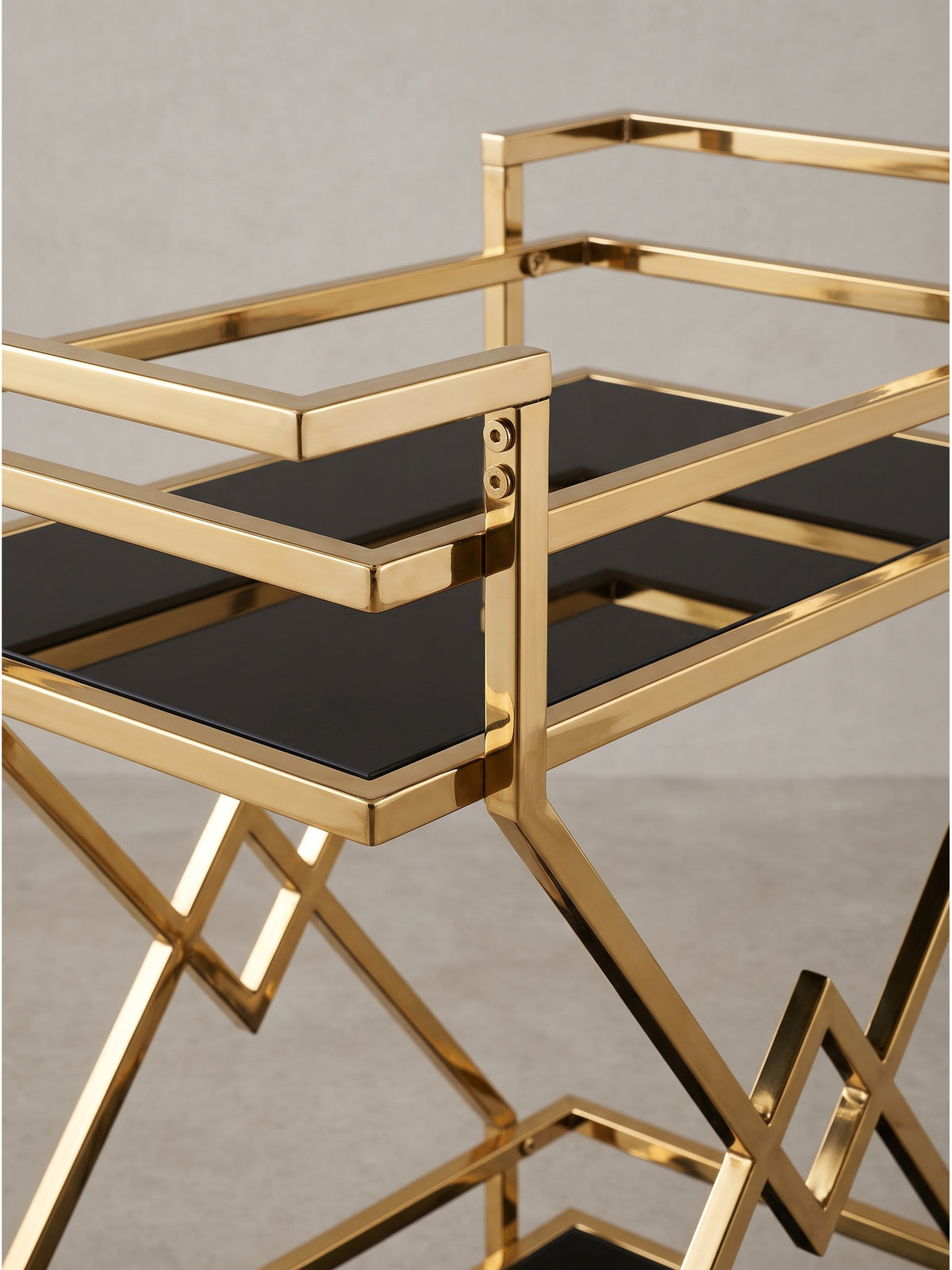 Gesamtansicht des stilvollen Beistellwagens der glatte schwarze Glasflächen mit einem luxuriösen geometrischen Metallrahmen verbindet._
