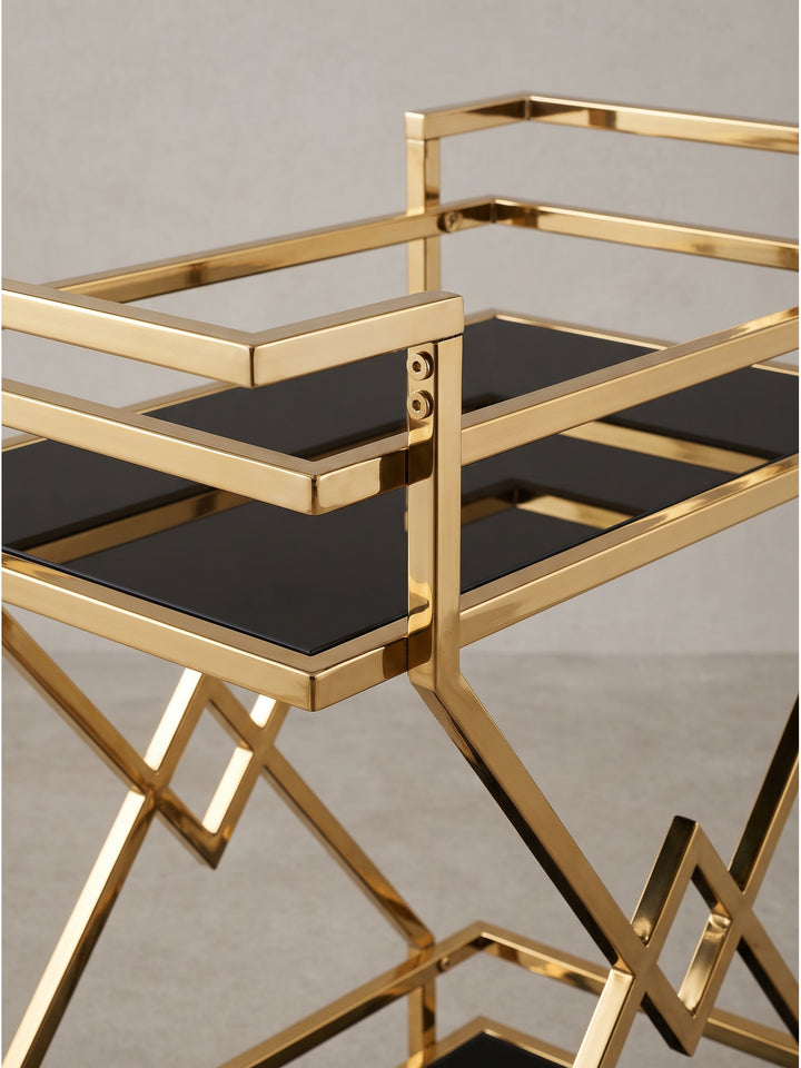 Gesamtansicht des stilvollen Beistellwagens der glatte schwarze Glasflächen mit einem luxuriösen geometrischen Metallrahmen verbindet._
