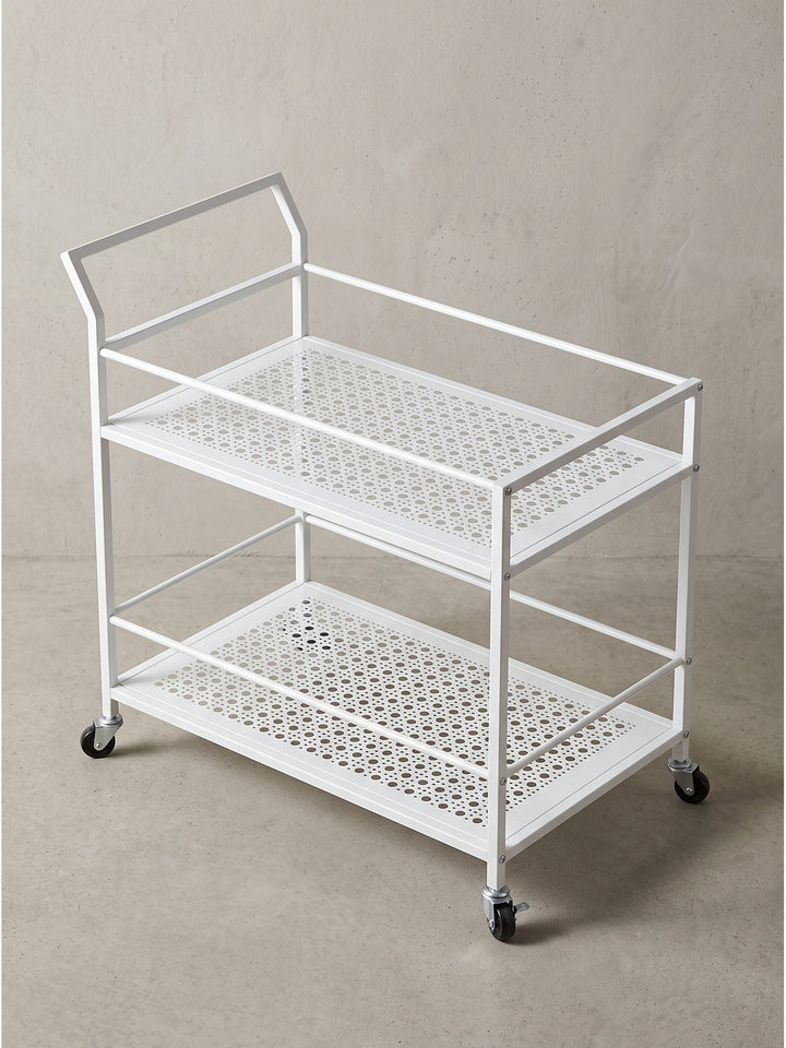 Vorderansicht des weißen Metall-Servierwagens 79x45x83 cm mit zwei Ebenen und Relings vor neutralem Hintergrund_