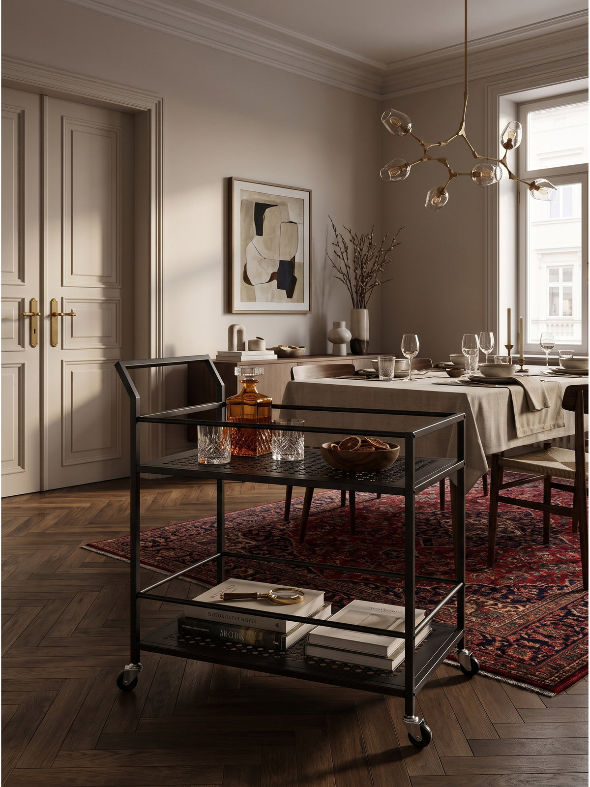 Vielseitiger Beistellwagen in mattem Schwarz kombiniert mit einem dunklen Walnuss-Sideboard im eleganten Esszimmer.