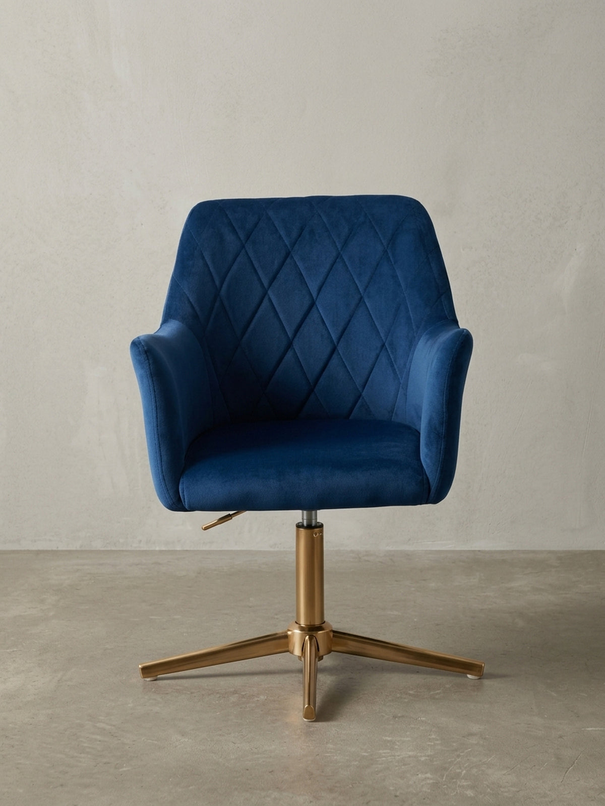 Gesamtüberblick des Design-Drehstuhls für den Schreibtisch. Die Kombination aus blauem Samt, Rautensteppung und goldenem Fuß schafft ein luxuriöses Möbelstück._