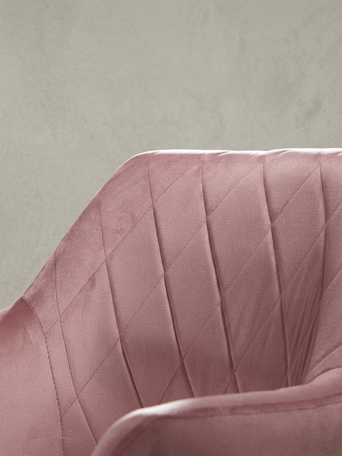 Moderner Drehstuhl für den Schreibtisch, bezogen mit edlem rosa Samt, drehbar und höhenverstellbar, perfekt als komfortabler Arbeitsstuhl oder Kosmetikstuhl._