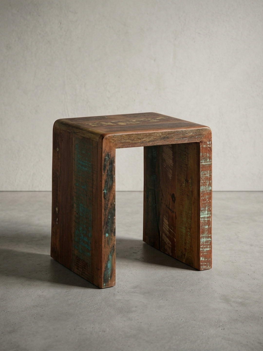 Geradliniger Beistelltisch aus braunem Massivholz in der Frontansicht. Die umgedrehte U-Form misst 45x55x40 cm und überzeugt durch minimalistisches Design und Vintage-Charme._