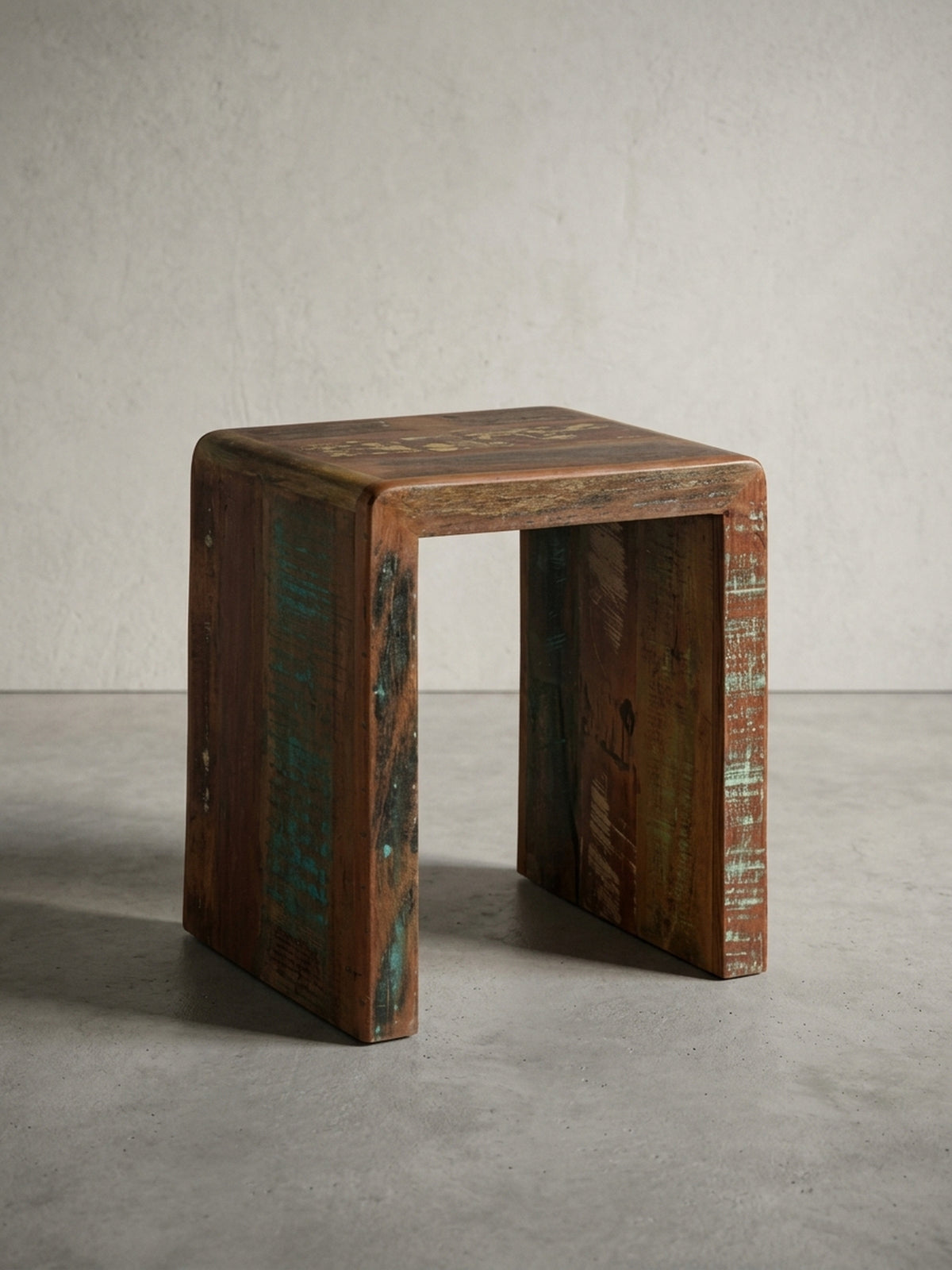 Geradliniger Beistelltisch aus braunem Massivholz in der Frontansicht. Die umgedrehte U-Form misst 45x55x40 cm und überzeugt durch minimalistisches Design und Vintage-Charme.