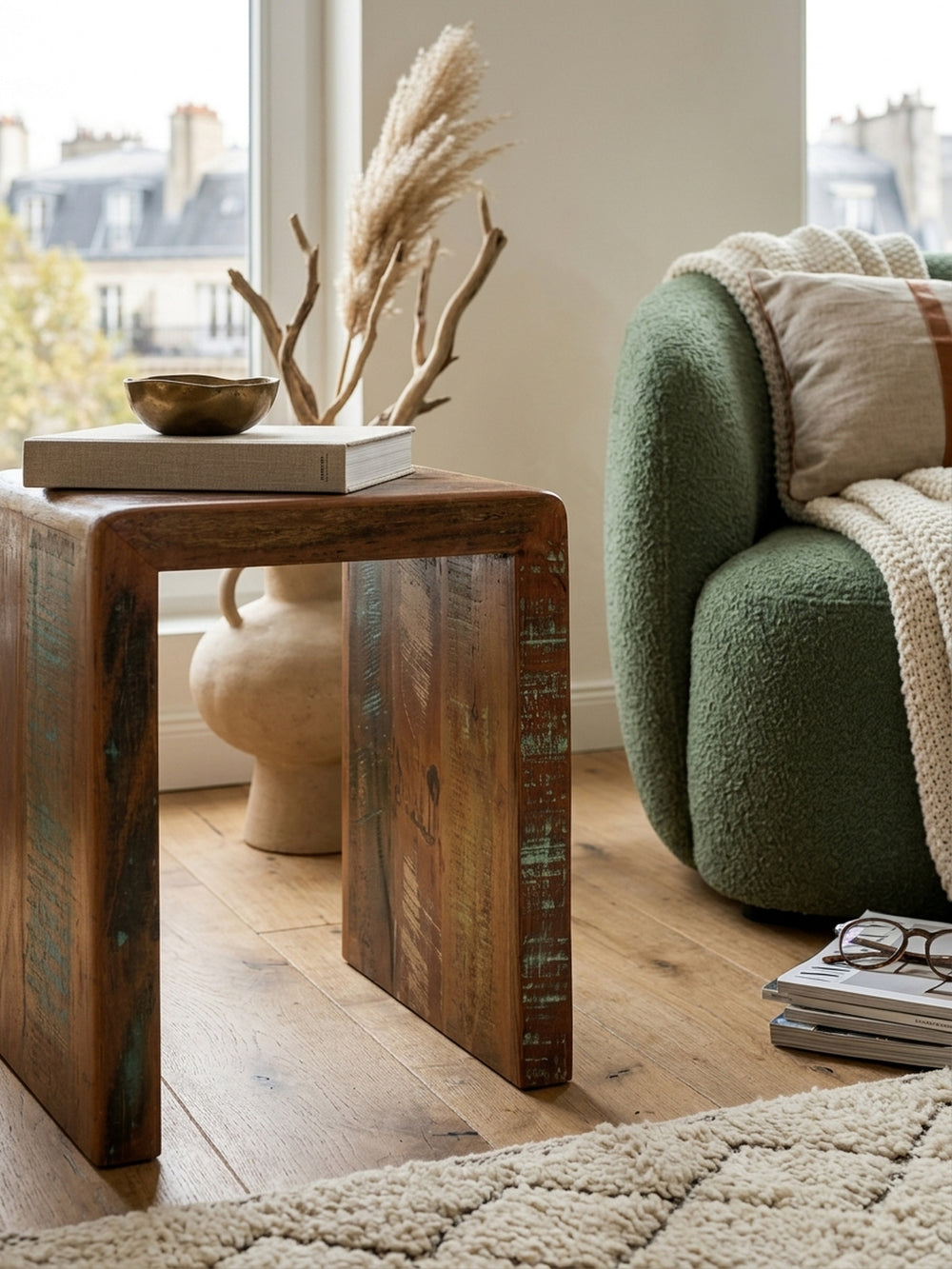 Makroaufnahme der Oberfläche des Massivholz Couchtischs. Die lackierte Struktur des recycelten Mangoholzes zeigt authentische Shabby-Chic Details und türkise Farbakzente._