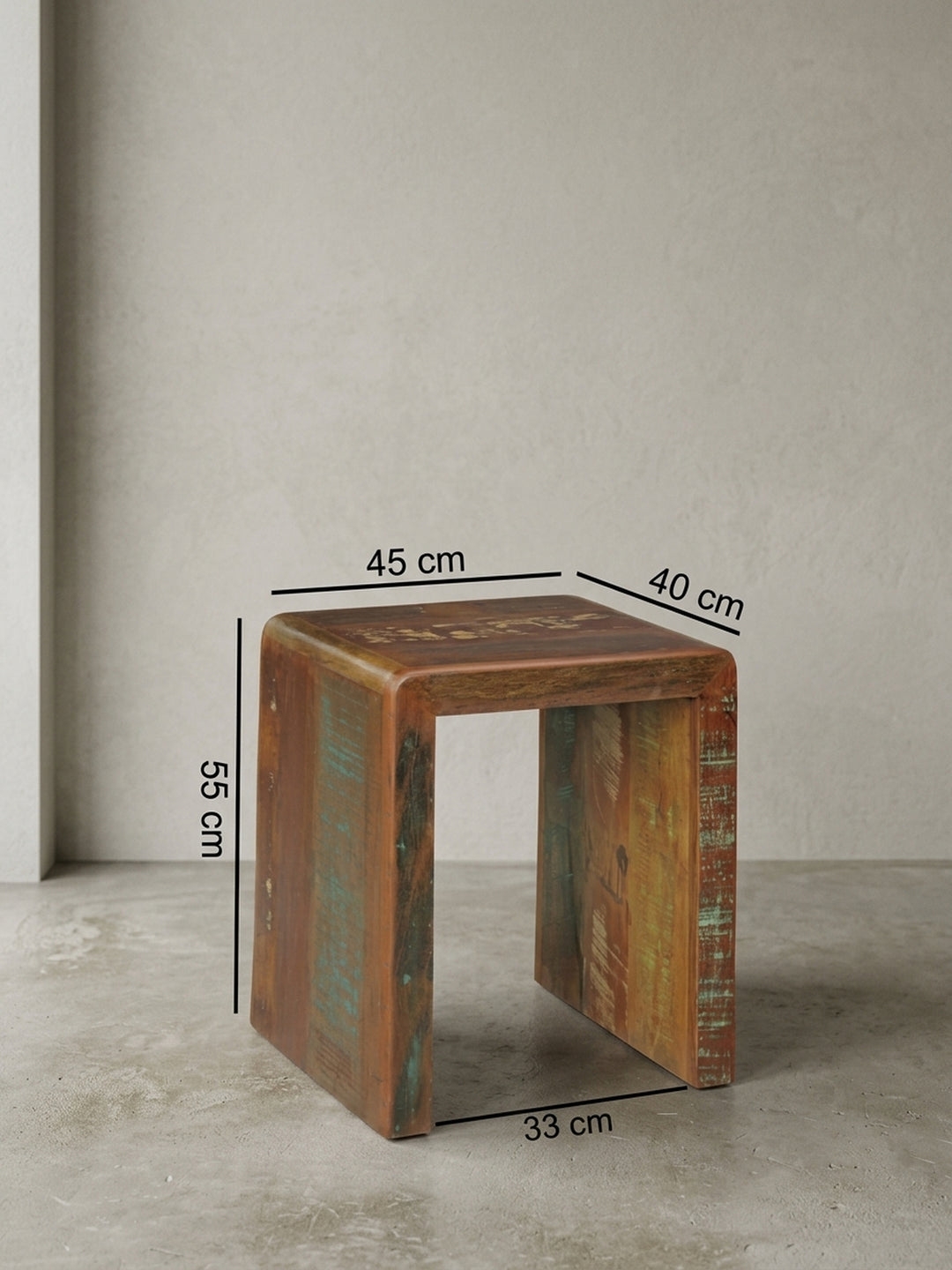 Rückseitige Detailansicht des massiven Couchtischs. Die fugenlose Verarbeitung des Mangoholzes betont die hochwertige Handwerkskunst dieses 55 cm hohen Holz Beistelltischs._