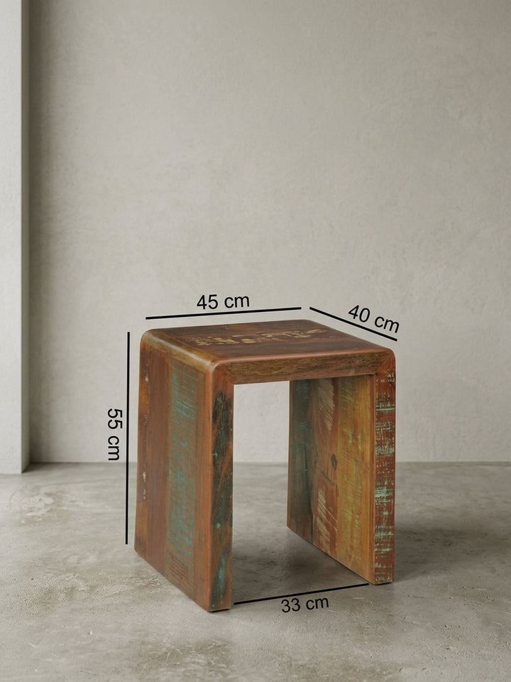 Rückseitige Detailansicht des massiven Couchtischs. Die fugenlose Verarbeitung des Mangoholzes betont die hochwertige Handwerkskunst dieses 55 cm hohen Holz Beistelltischs._
