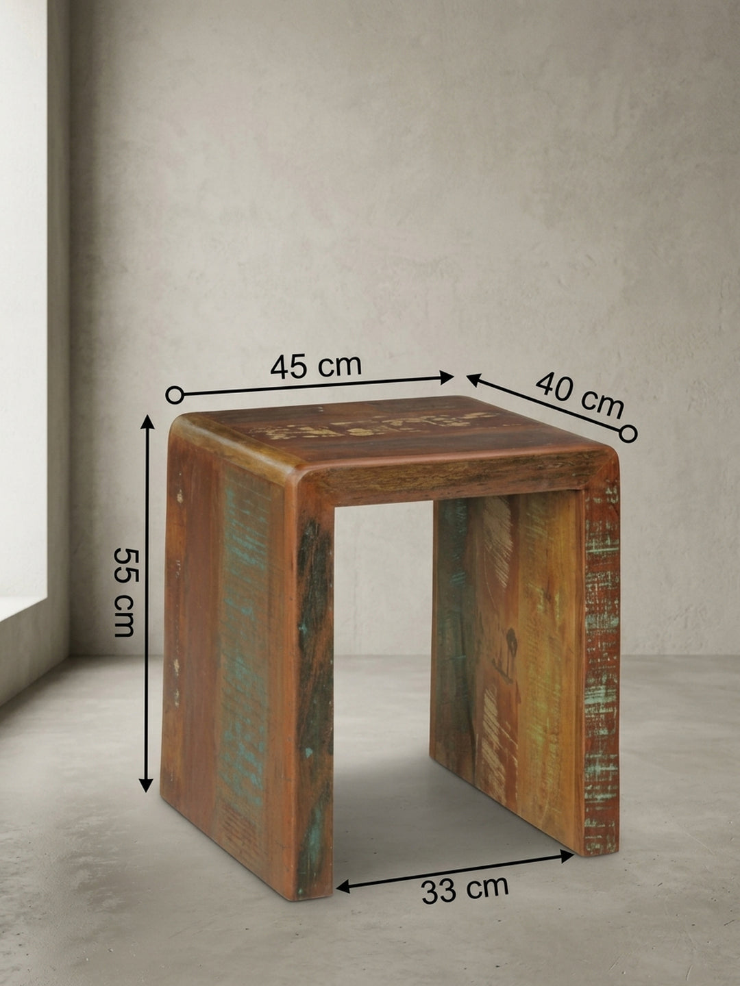 Detailansicht der Rückseite des U-förmigen Wohnzimmertischs. Die nahtlosen Verbindungen der massiven Holzplatten unterstreichen die robuste Verarbeitung dieses rustikalen Unikats._