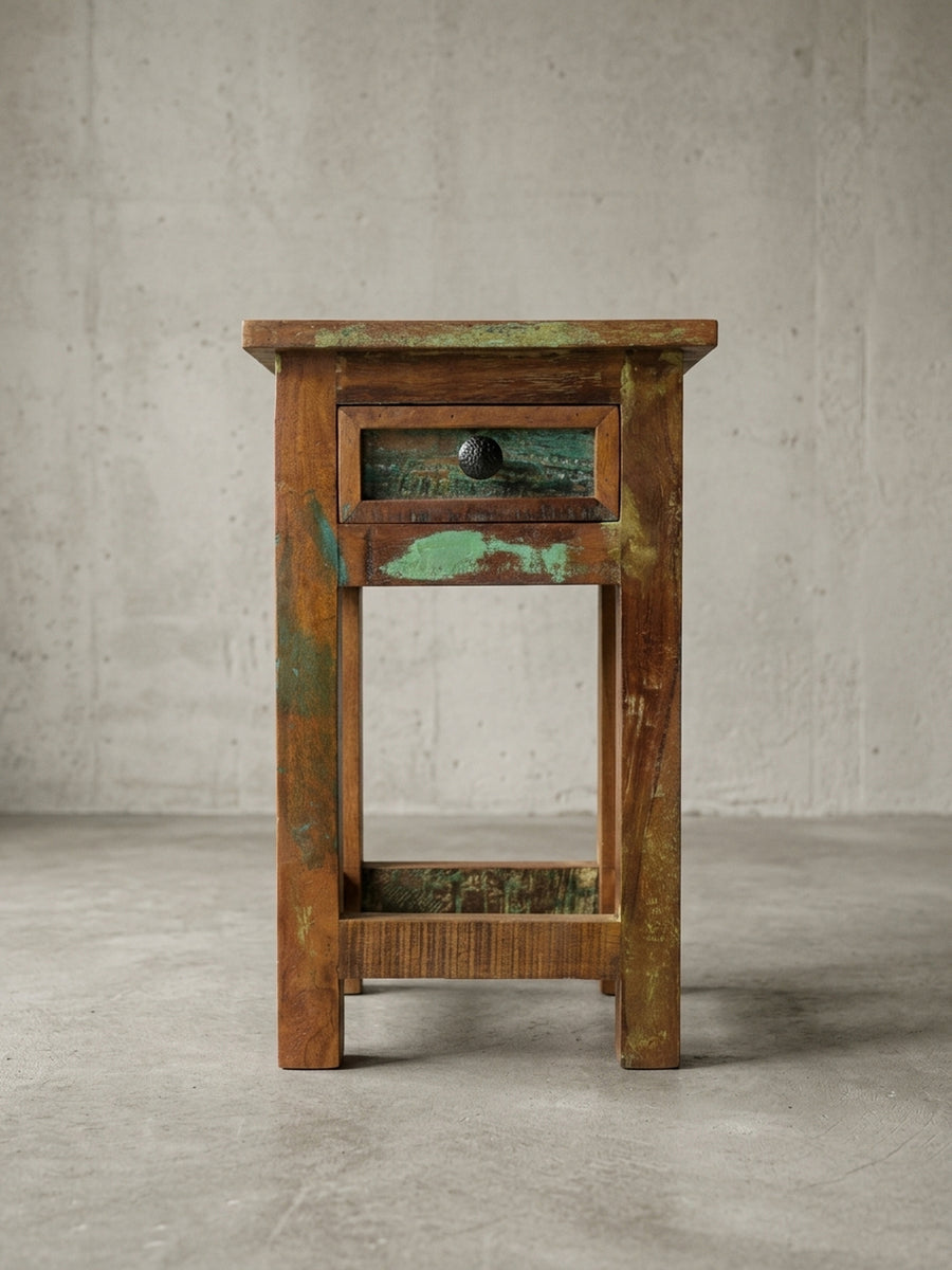 Vorderansicht des Beistelltischs Kalkutta aus recyceltem Massivholz, 30x30x50 cm groß, mit einer kleinen Schublade und dunklem Metallgriff, freigestellt vor weißem Hintergrund._