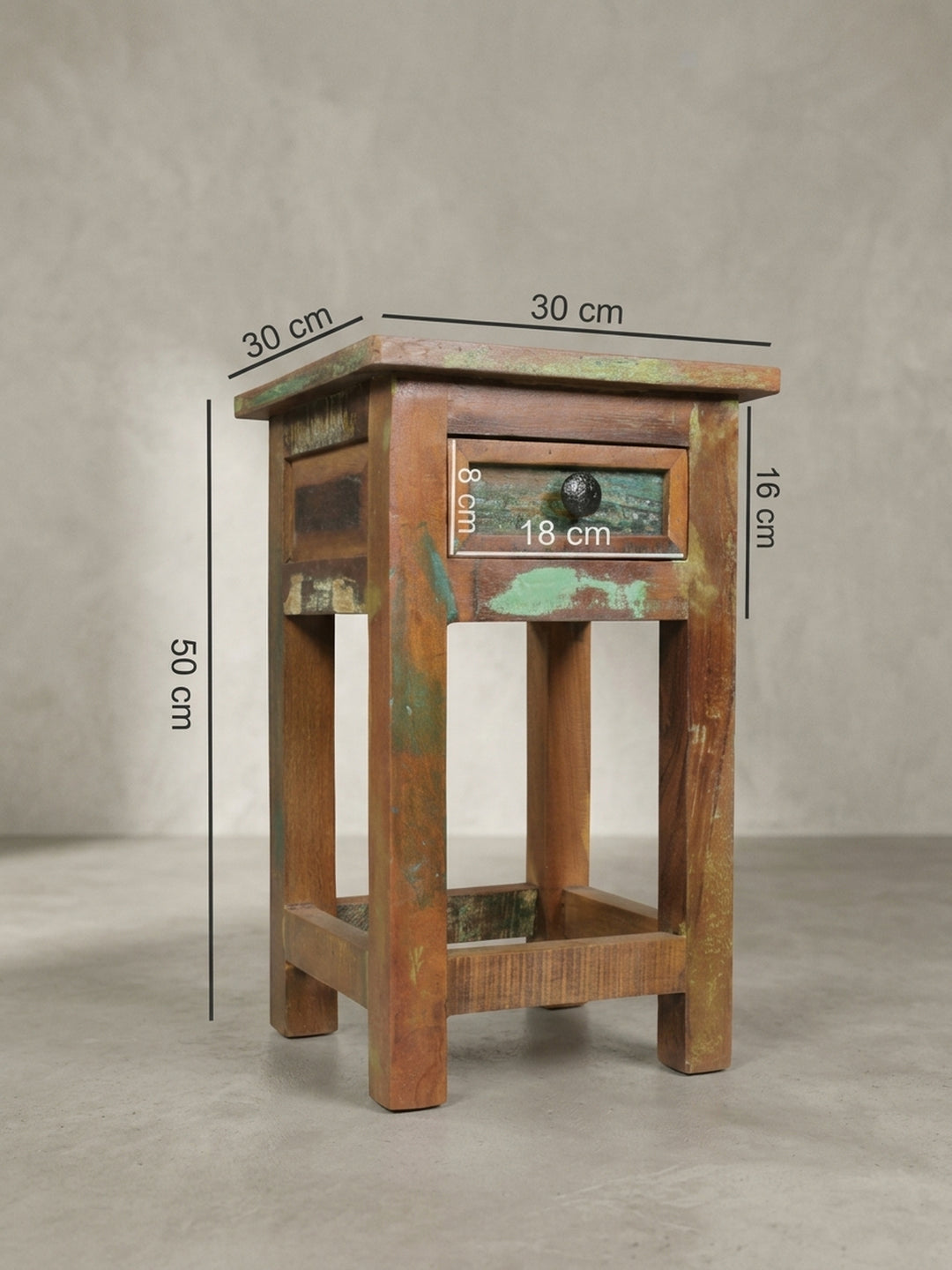 Rückseite und Konstruktionsdetails des recycelten Holz-Beistelltischs, robuste Verarbeitung der Massivholz-Elemente mit PU-Schutzlackversiegelung für lange Haltbarkeit._