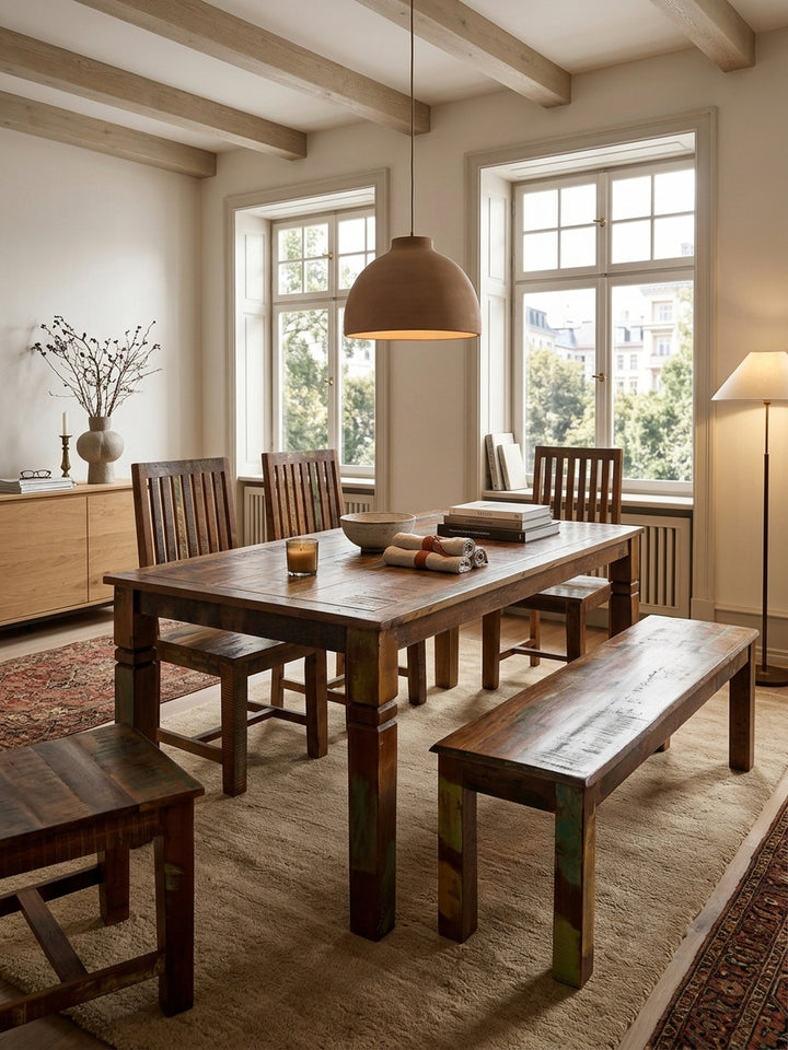 Einzigartiger Esszimmertisch aus recyceltem Mango Massivholz im edlen Esszimmer mit warmen Naturtönen. Der 120x70cm Bootsholz Tisch bietet Platz für 4 Personen im Shabby Chic Design._