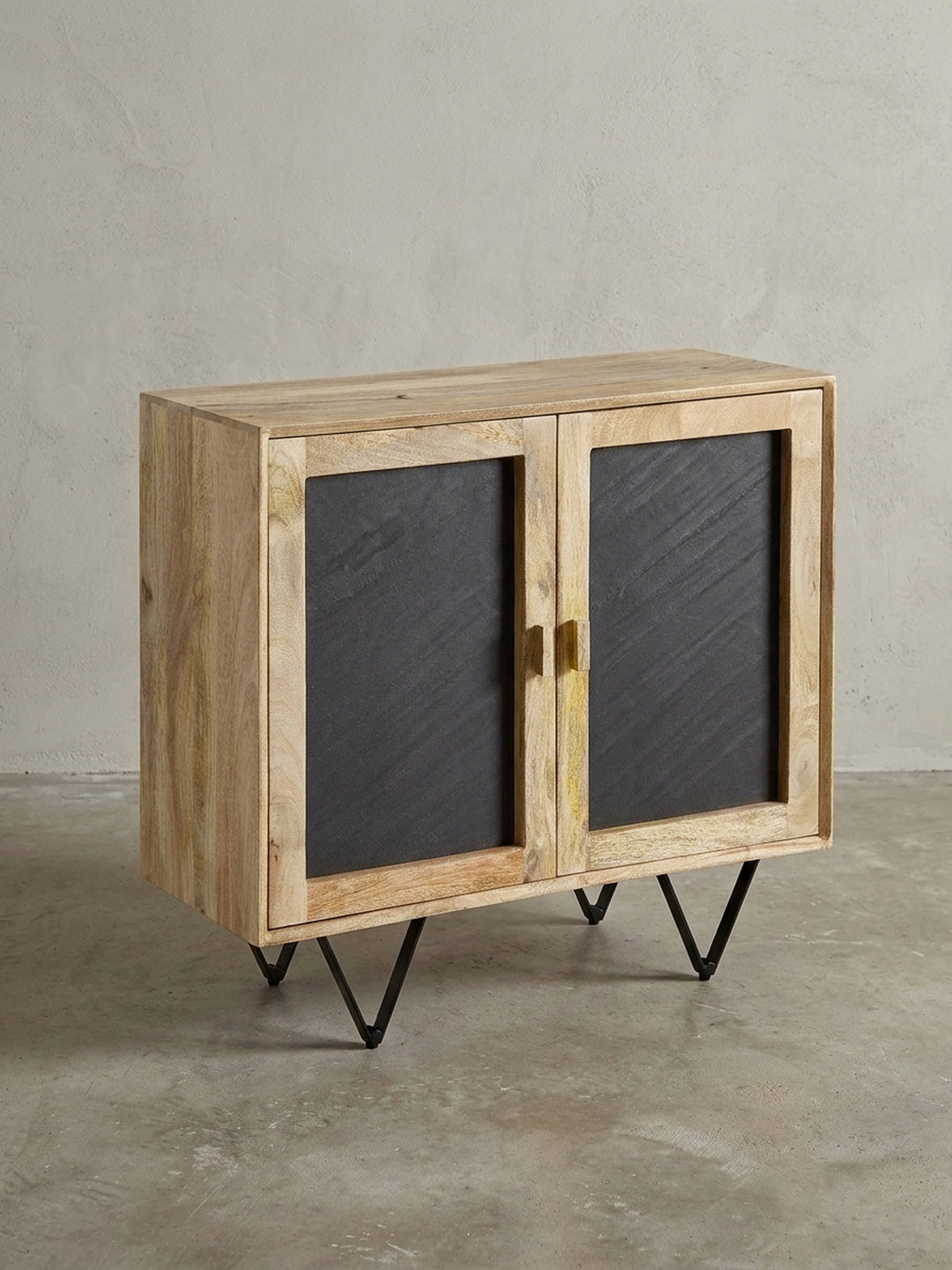 Frontansicht der Kommode 80x35cm aus Mango Massivholz mit zwei Türen in Stein-Optik, isoliert auf weißem Hintergrund, zeigt das klare, moderne Design und die robusten Beine._