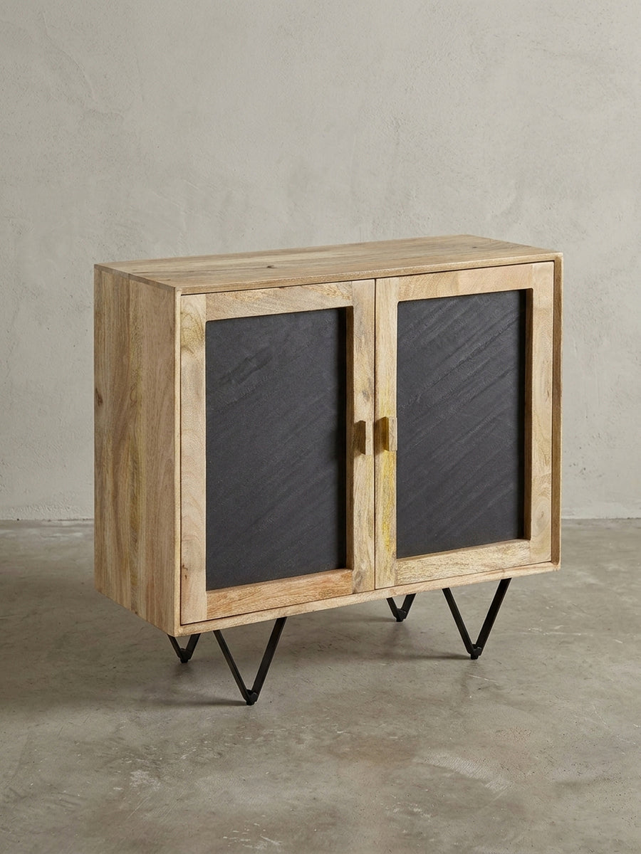 Frontansicht der Kommode 80x35cm aus Mango Massivholz mit zwei Türen in Stein-Optik, isoliert auf weißem Hintergrund, zeigt das klare, moderne Design und die robusten Beine._