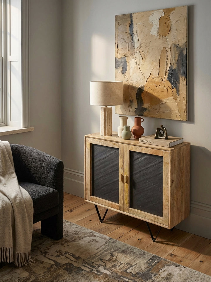 Draufsicht auf eine organisch-moderne Einrichtung mit der Kommode 80x75cm als zentrales Element, die Holzmaserung und die schwarzen Metallbeine sind gut zu erkennen._