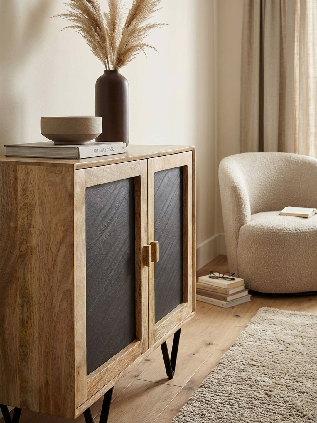 Detailaufnahme der texturierten Türfront in Stein-Optik des Massivholz-Sideboards, die die hochwertige 3D-Beschichtung und die raue Haptik des Materials hervorhebt._