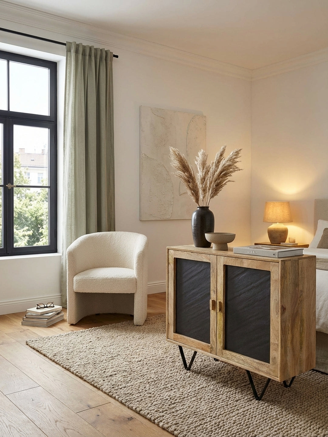 Modernes Sideboard aus massivem Mangoholz und Stein-Optik im stilvollen Wohnzimmer, kombiniert mit einem beigen Wollteppich und Trockenblumen für eine warme Atmosphäre._