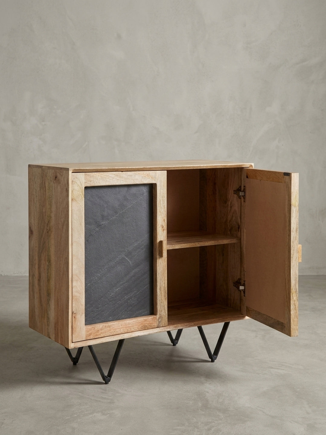 Gesamtüberblick des kompakten Sideboards, das mit seiner Materialmischung aus Mangoholz, Stein-Optik und Metall ein vielseitiges Möbelstück für modernes Wohnen ist._