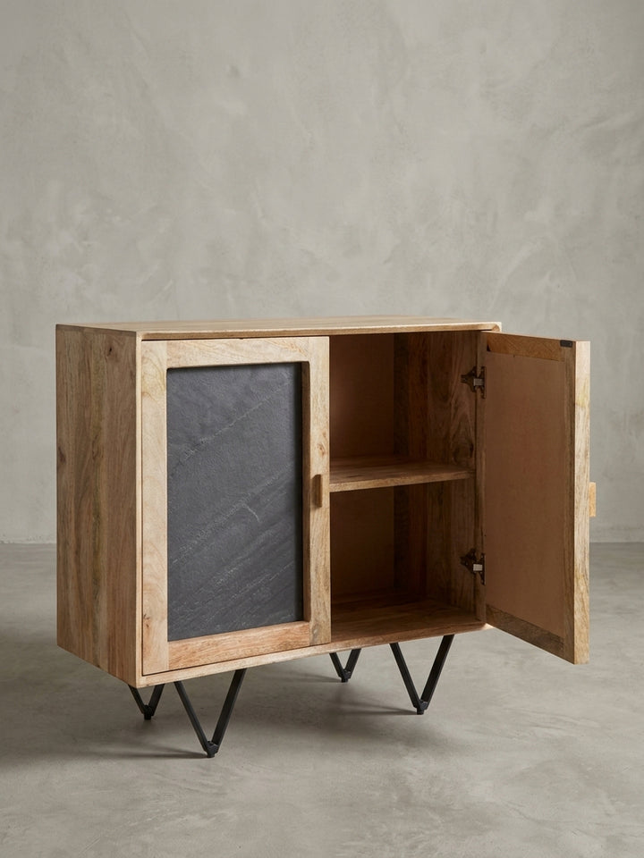 Gesamtüberblick des kompakten Sideboards, das mit seiner Materialmischung aus Mangoholz, Stein-Optik und Metall ein vielseitiges Möbelstück für modernes Wohnen ist._