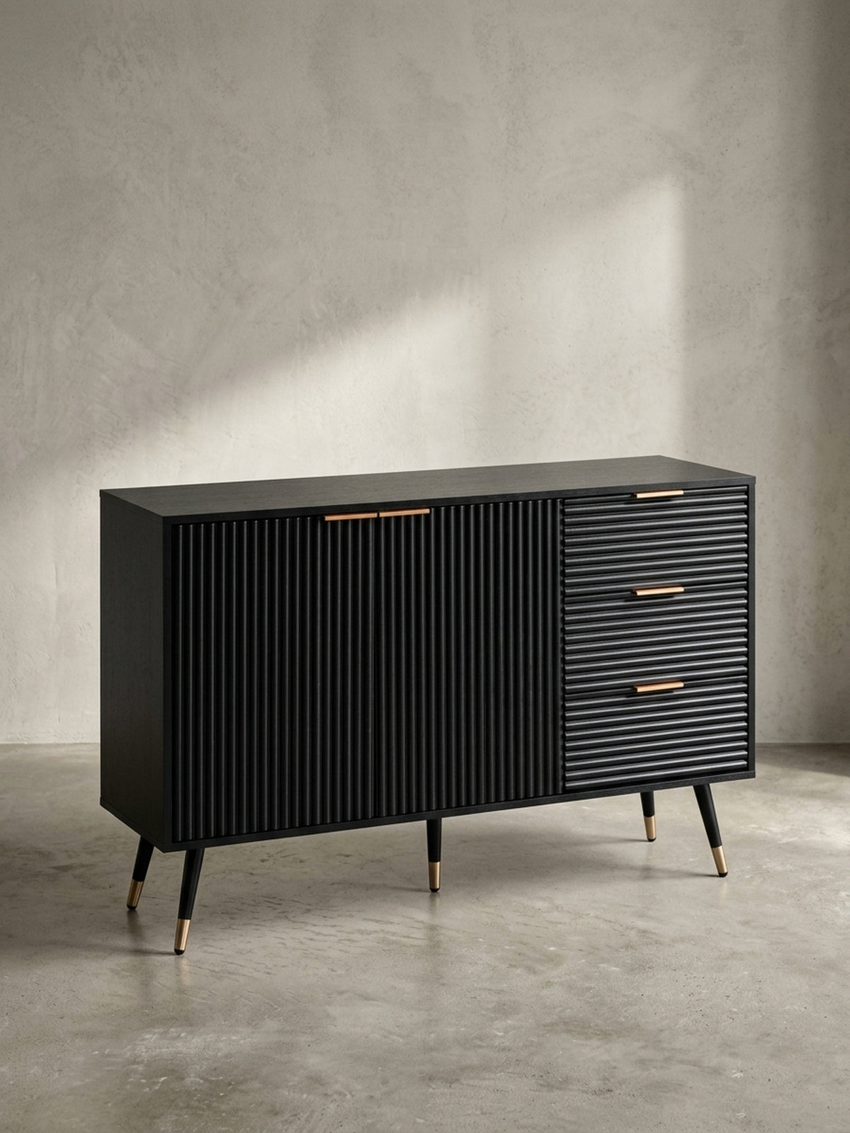 Frontansicht des Sideboards 120x80 cm in Schwarz mit Eiche-Dekor und goldenen Griffen, freigestellt vor neutralem Hintergrund zur Darstellung der klaren Form._