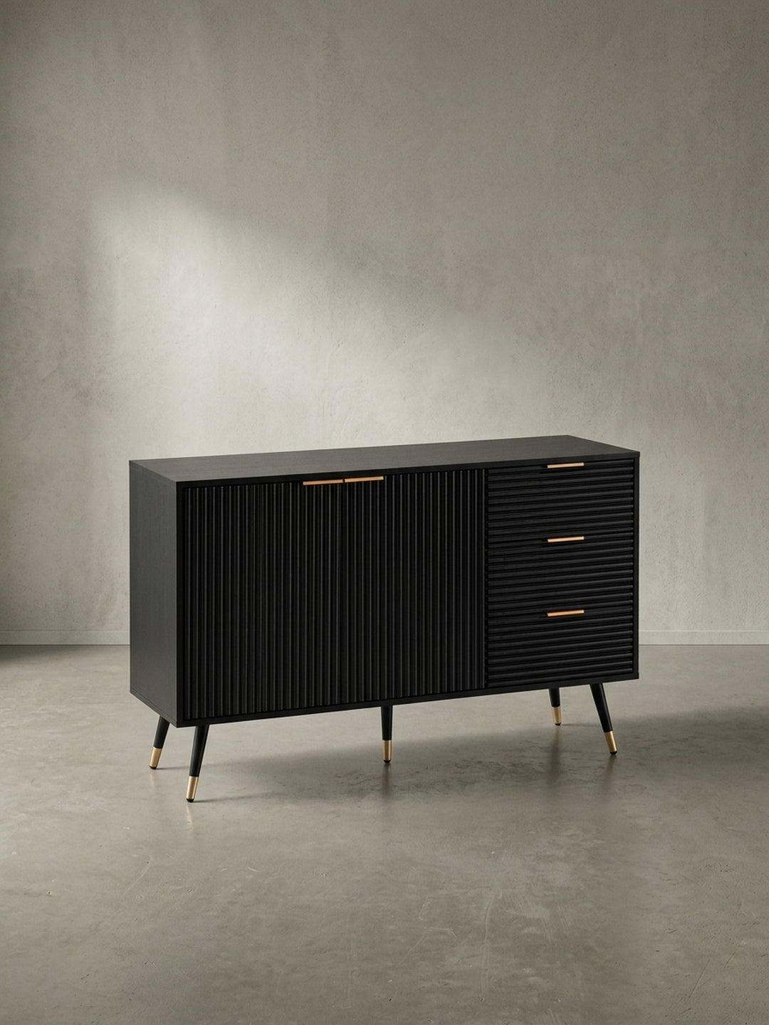 Gesamtansicht des Kommodenschranks aus schwarzem Holzdekor mit Metallbeinen als vielseitiges Stauraummöbel für Wohnzimmer oder Flur._