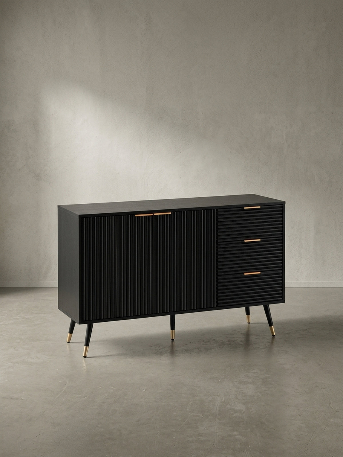 Gesamtansicht des Kommodenschranks aus schwarzem Holzdekor mit Metallbeinen als vielseitiges Stauraummöbel für Wohnzimmer oder Flur.