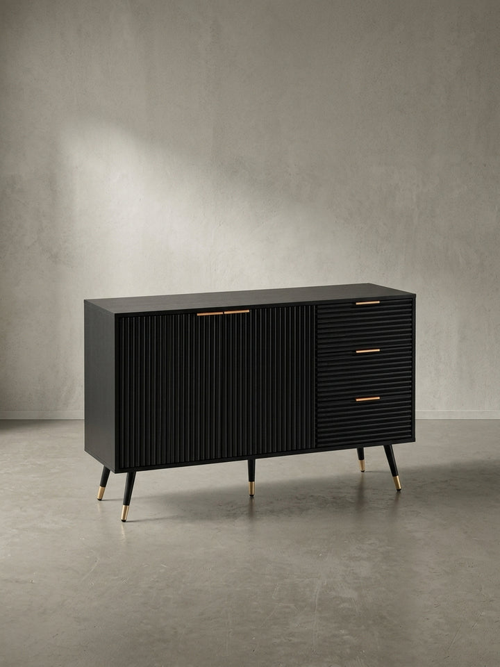 Gesamtansicht des Kommodenschranks aus schwarzem Holzdekor mit Metallbeinen als vielseitiges Stauraummöbel für Wohnzimmer oder Flur._