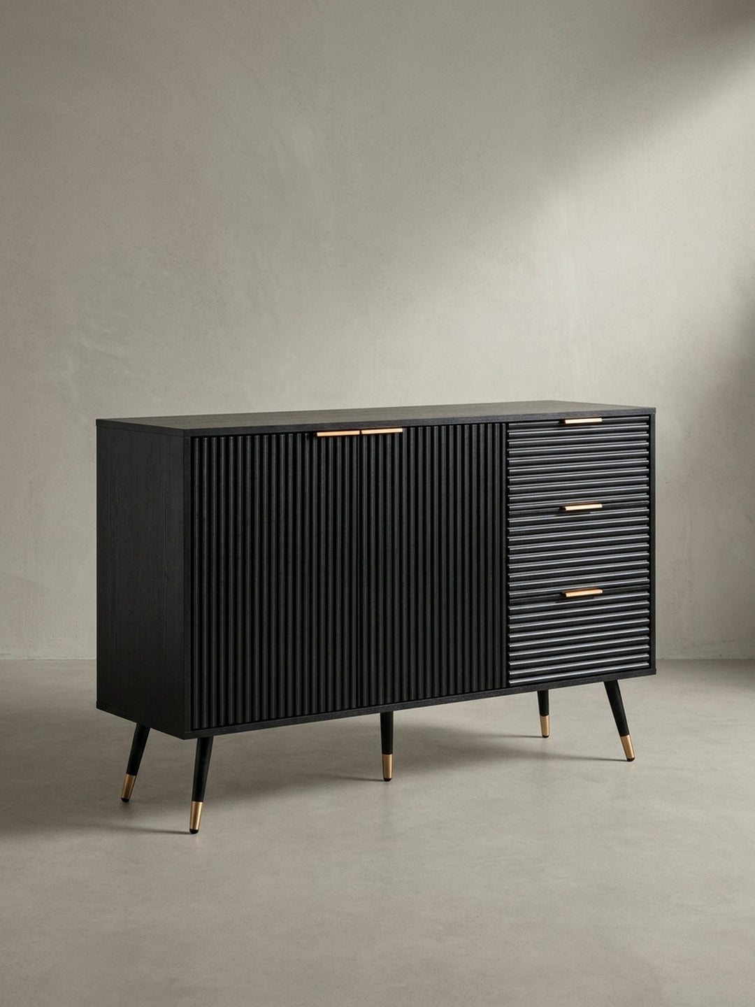 Seitenprofil des modernen Kommodenschranks, das die geringe Tiefe von 40 cm und das elegante Design der abgewinkelten schwarzen Beine hervorhebt._
