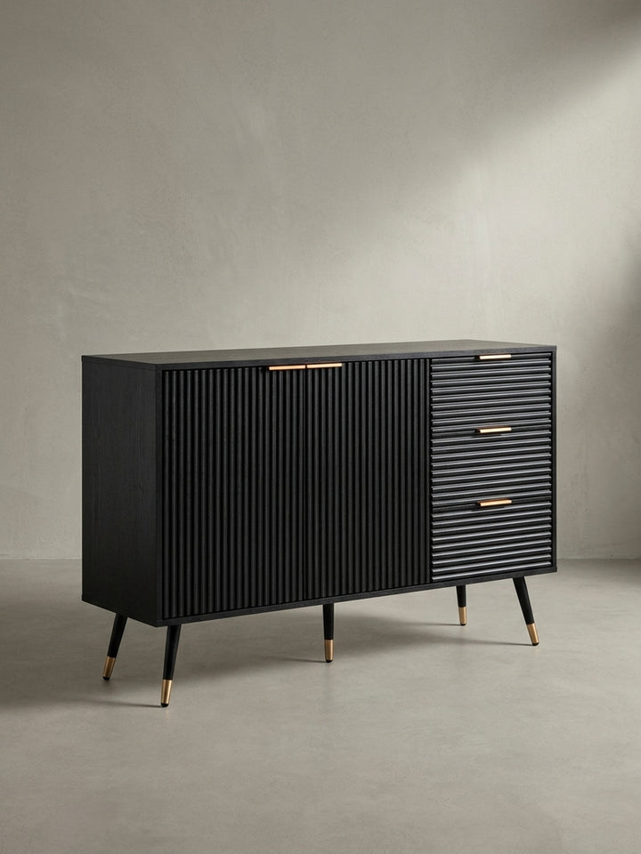 Seitenprofil des modernen Kommodenschranks, das die geringe Tiefe von 40 cm und das elegante Design der abgewinkelten schwarzen Beine hervorhebt._