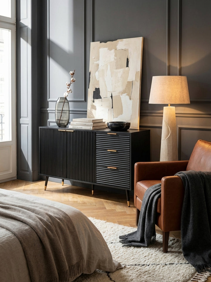 Das gerillte Sideboard harmoniert perfekt mit einem tiefen Ledersessel und einer minimalistischen Stehlampe aus Travertin in einer Leseecke._