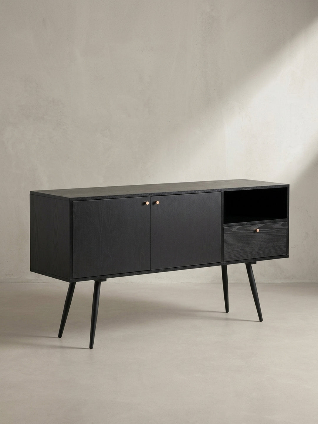 Seitenansicht des Mid-Century-Sideboards, die sein schlankes Profil von 40 cm Tiefe und die elegante Neigung der schwarzen, pulverbeschichteten Eisenbeine hervorhebt._