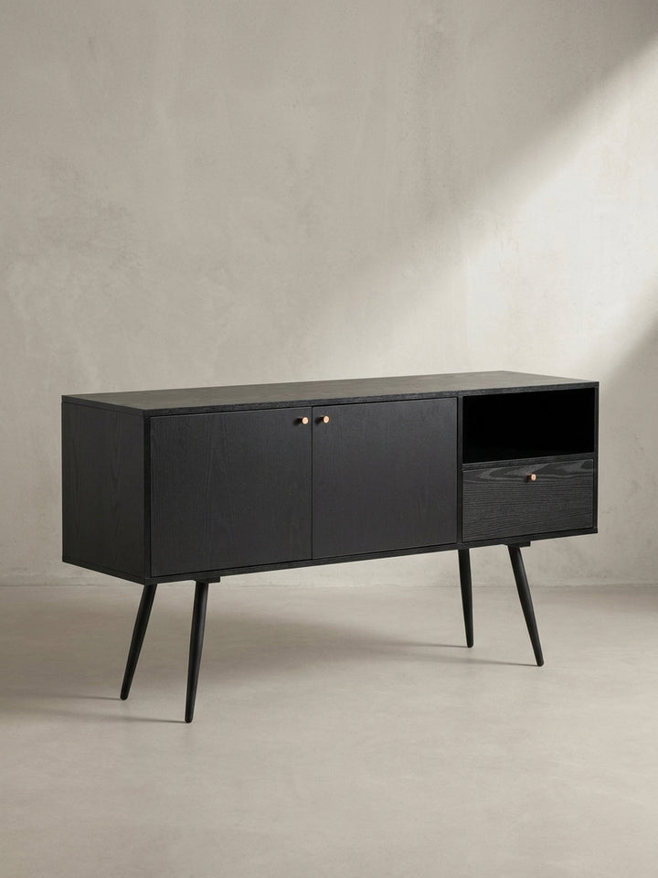 Seitenansicht des Mid-Century-Sideboards, die sein schlankes Profil von 40 cm Tiefe und die elegante Neigung der schwarzen, pulverbeschichteten Eisenbeine hervorhebt._