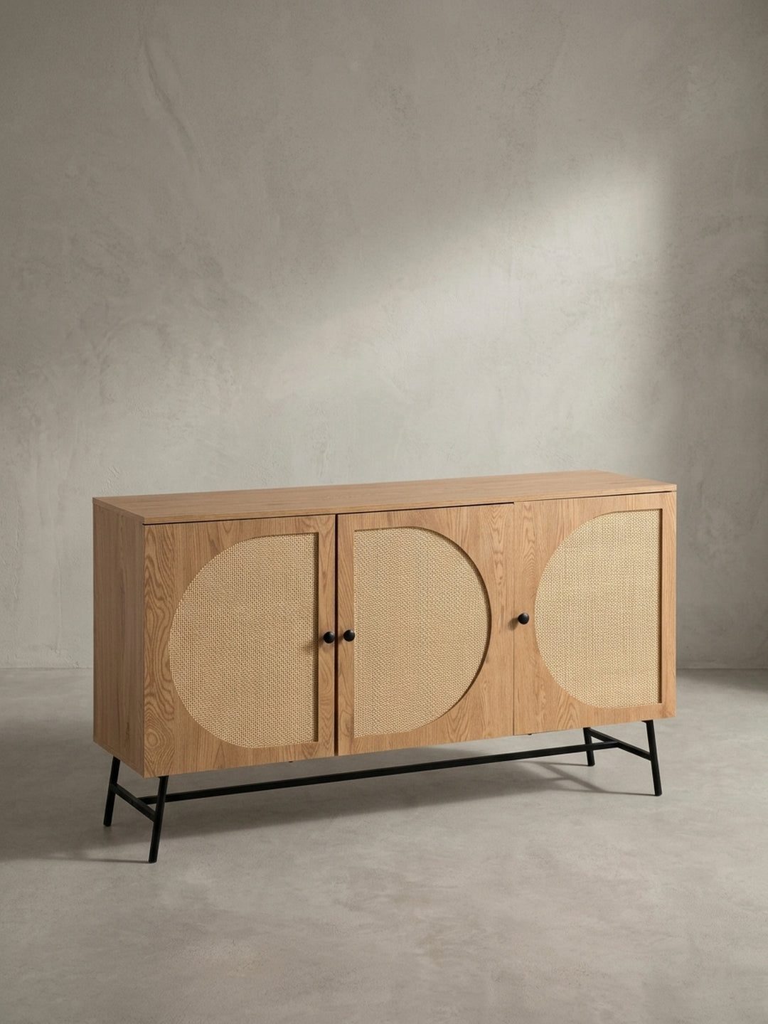 Seitenansicht des Sideboards, die seine schlanke Silhouette mit 39 cm Tiefe und die elegant gespreizten Metallbeine auf hellem Eichenparkett zeigt._