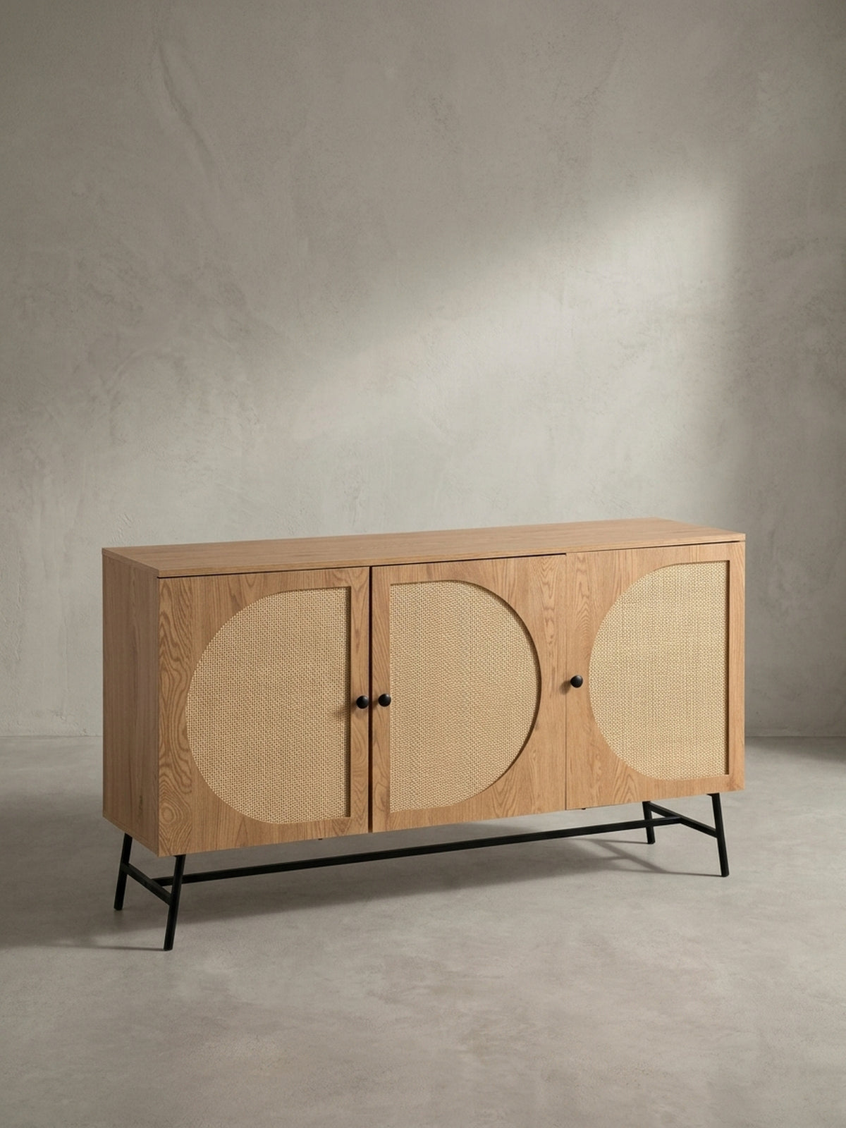 Seitenansicht des Sideboards, die seine schlanke Silhouette mit 39 cm Tiefe und die elegant gespreizten Metallbeine auf hellem Eichenparkett zeigt._