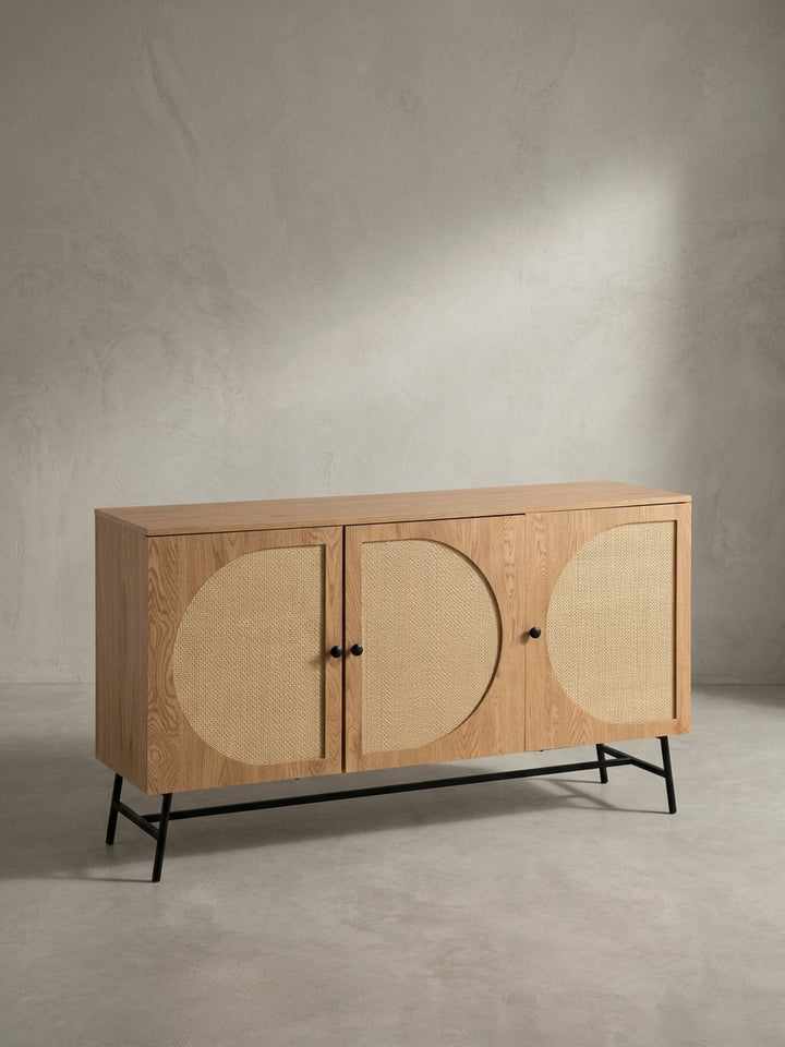 Seitenansicht des Sideboards, die seine schlanke Silhouette mit 39 cm Tiefe und die elegant gespreizten Metallbeine auf hellem Eichenparkett zeigt._