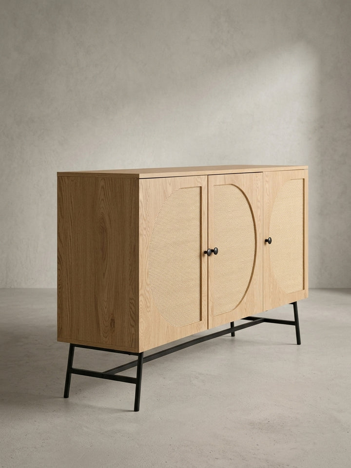 Nahaufnahme eines der schwarzen, runden Griffe am Rattan-Sideboard, der einen modernen Akzent auf der Tür mit dem Wiener Geflecht setzt._