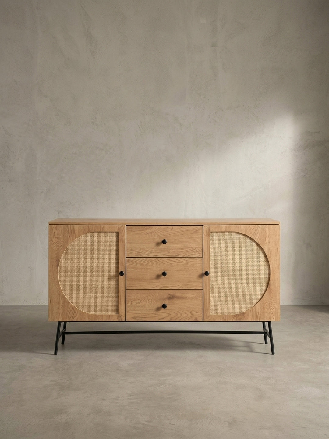 Seitenprofil des schlanken Standschranks, das die Proportionen und die minimalistische Silhouette des Designs unterstreicht._