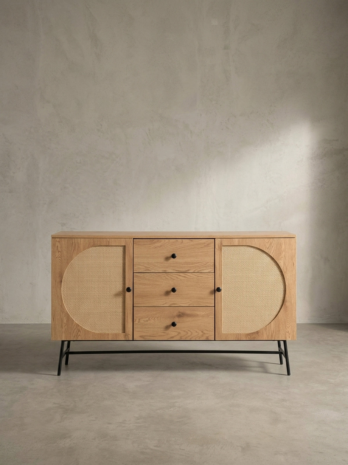 Seitenprofil des schlanken Standschranks, das die Proportionen und die minimalistische Silhouette des Designs unterstreicht._