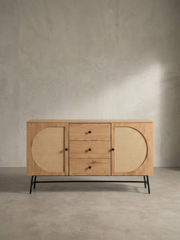 Seitenprofil des schlanken Standschranks, das die Proportionen und die minimalistische Silhouette des Designs unterstreicht._
