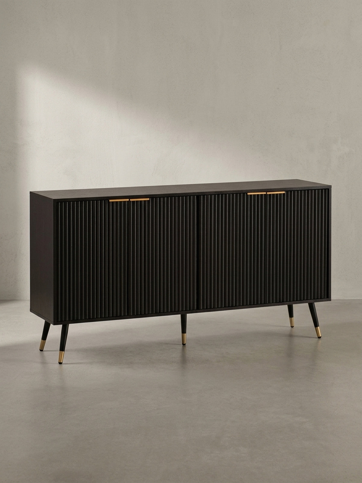 Frontansicht des 150 cm breiten Sideboards in Schwarz mit geriffelten Türen, goldfarbenen Griffen und konischen Metallbeinen auf weißem Hintergrund._
