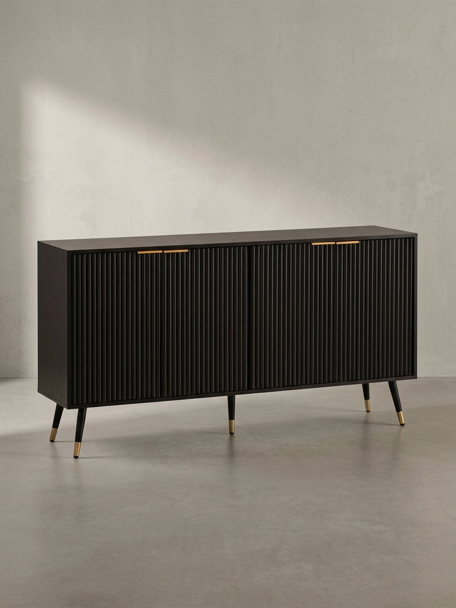 Frontansicht des 150 cm breiten Sideboards in Schwarz mit geriffelten Türen, goldfarbenen Griffen und konischen Metallbeinen auf weißem Hintergrund._