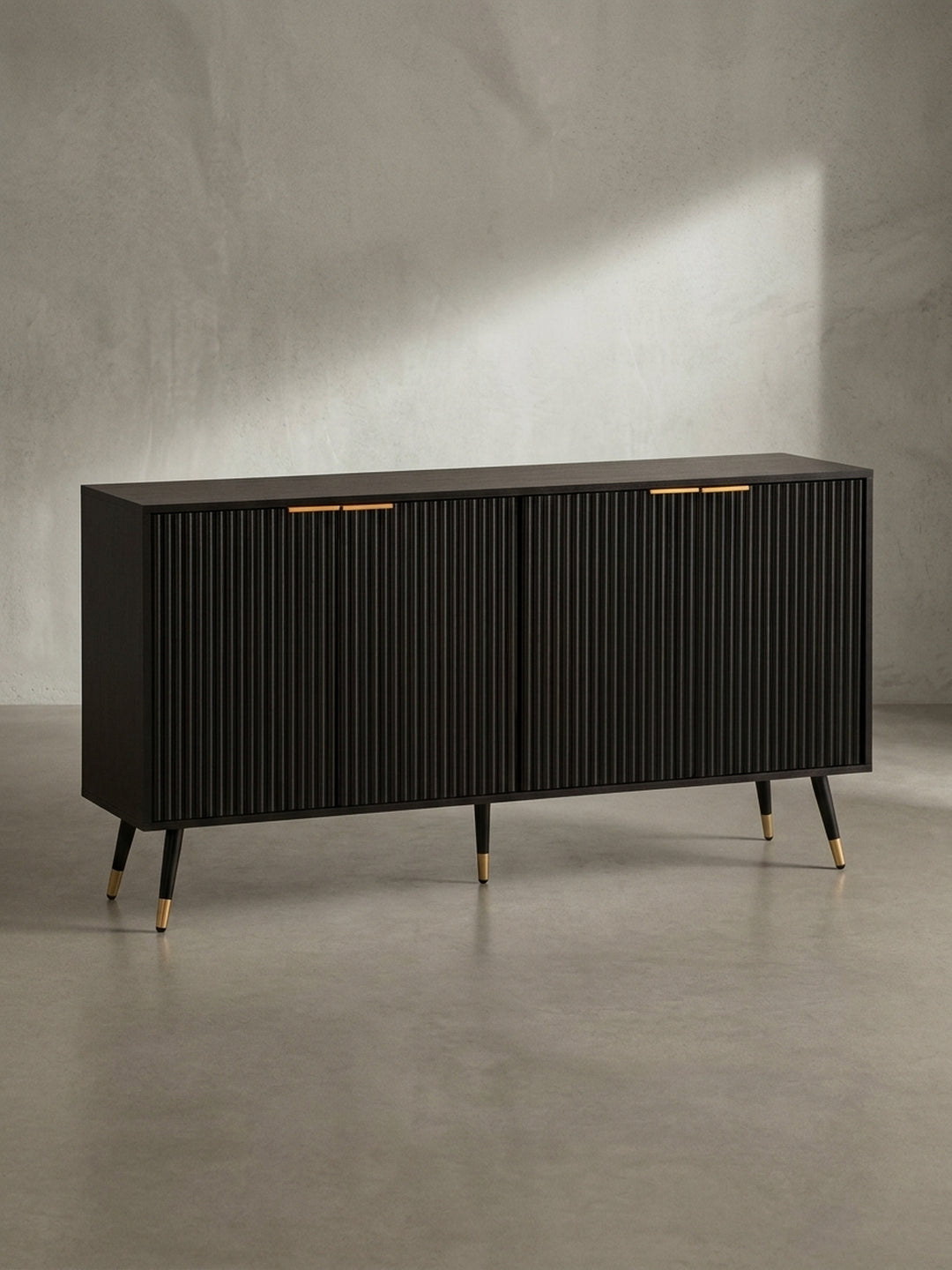 Gesamtüberblick über das Design-Sideboard in Eiche-Optik schwarz, das eine moderne Ästhetik mit funktionalem Stauraum hinter vier Türen verbindet._