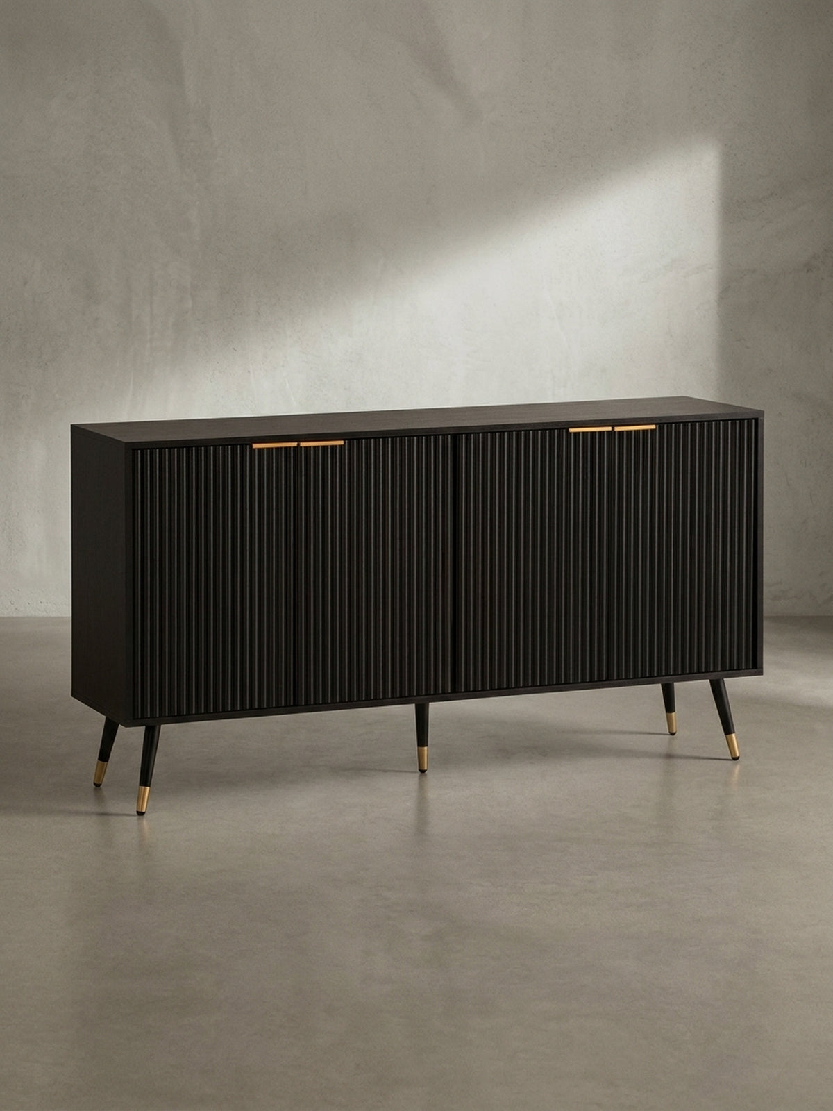 Gesamtüberblick über das Design-Sideboard in Eiche-Optik schwarz, das eine moderne Ästhetik mit funktionalem Stauraum hinter vier Türen verbindet.