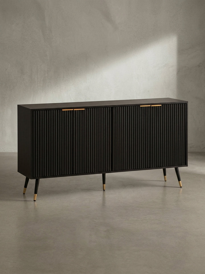 Gesamtüberblick über das Design-Sideboard in Eiche-Optik schwarz, das eine moderne Ästhetik mit funktionalem Stauraum hinter vier Türen verbindet._